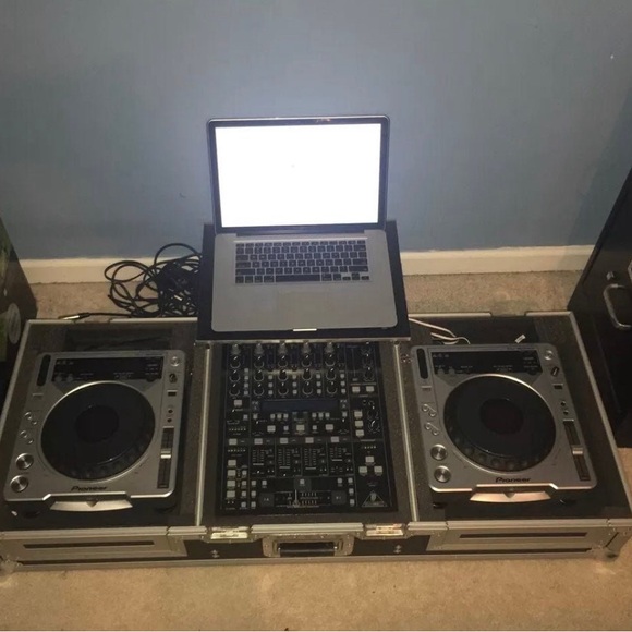 Pioneer 2 CDj 800 And Behringer DDM4000 5-Channel DJ Mixer And Wheels Odsey Case - Picture 2 of 12